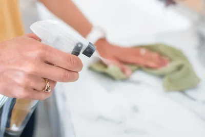Botella con pulverizador de vidrio lista para recargar